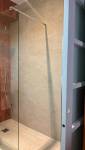 Salle de bain rénovée avec meuble vasque sur mesure et miroir LED – Paris 17
