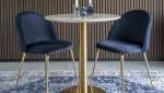 Chaises en velours coloris bleu nuit
