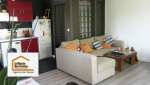 	🛋️ Salon chaleureux et optimisé, rénové avec soin pour offrir confort et convivialité dans un petit appartement.