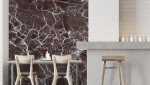 Joli pan de mur en marbre bordeaux