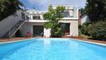 Construction d’une piscine moderne avec terrasse bois a Biarritz