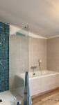 Espace douche et baignoire rénové à Chartres-de-Bretagne