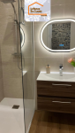 Salle de bain avec douche à l’italienne design à Bonneville, sous les combles