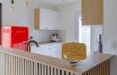 Rénovation d'une cuisine simple et chaleureuse, Saint Germain au mont D'Or (69650) : retour de linéaire façon bar avec un habillage en tasseau "claire voie"