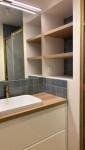  Meuble vasque sur mesure bois clair et carrelage bleu – Paris 17