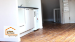 🍽️ Même dans des combles, une cuisine bien conçue peut offrir confort et esthétisme, comme cette kitchenette lumineuse sur parquet.