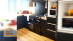 Cuisine sur mesure rénovée à Quimper : rangements fonctionnels, hotte design et finitions soignées, réalisés par des artisans sélectionnés.