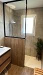 nouvelle salle de bain moderne et confortable