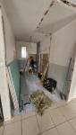 Couloir en préparationavant travaux d'isolation et de montages dalles dans le couloir d' une maison à Torcy (77200) 