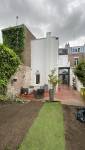 La touche finale d'un jardin aligné avec la rénovation des façades