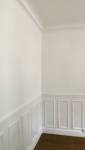 Après - chambre rénovée avec cimaises