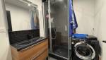 Salle de bain rénovée avec douche moderne par La Maison Des Travaux Bruz