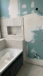Création des niches et faience murale autour de la baignoire 