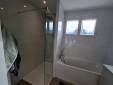 Salle de bain rénovée avec baignoire et douche - Ambérieu-en-Bugey 01500
