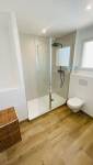 Salle de bain vu d’ensemble à Bain-de-Bretagne