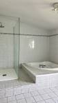 Espace douche et baignoire avant rénovation de salle de bain