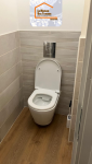 Toilettes modernes avec carrelage texturé à Bonneville, Haute-Savoie