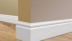 Plinthe blanche contraste mur et parquet