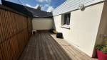 Création d’une terrasse en bois à l’arrière de la maison, offrant un nouvel espace extérieur convivial et fonctionnel.
