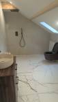 salle de bain aménagée sous toit dans des combles