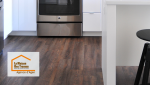 Un sol en parquet stratifié imitation bois foncé posé dans une cuisine moderne à Agen, par La Maison Des Travaux. Élégance et durabilité au rendez-vous.