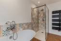 Rénovation de salle de bain avec baignoire îlot et douche ouverte - La Crau 83260