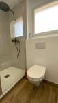 Salle de bain avec paroi en verre à Bain-de-Bretagne  