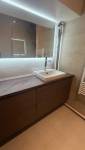 Rénovation complète d’une salle de bain moderne avec douche à l’italienne à Paris 17