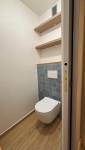 WC suspendu moderne avec carrelage mural – Rénovation Paris 17