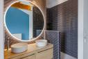 ensemble meuble double vasque et grand espace douche semi ouvert