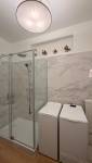 Nouvelle douche contemporaine à la place de la baignoire