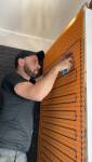 espace salle de bain : natte éléctrique chauffante posée sur le mur avant le carrelage