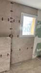 Pose de grands carreaux modernes dans une salle de bain à Voiron