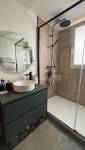Salle de bain moderne après rénovation complète à Paris 17