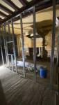 Intérieur du bar en rénovation à La Guerche-de-Bretagne