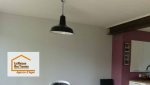 Détail sur la rénovation des murs et plafonds : teintes claires, finitions nettes, résultat professionnel.