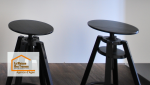 Zoom sur l’ambiance chaleureuse d’une pièce rénovée à Agen : parquet foncé et mobilier noir pour une atmosphère design et contemporaine.