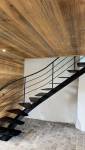 Escalier sur mesure réalisé par un artisan local à Rives