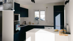 Une rénovation de cuisine réussie à Quimper : agencement optimisé, mobilier contemporain et ambiance chaleureuse pour un confort au quotidien.