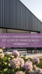 Extension de maison moderne en zinc avec baie vitrée à galandage ouverte sur une terrasse en bois à Vannes.
