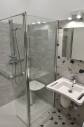 Douche de plain-pied sans seuil parfaitement alignée