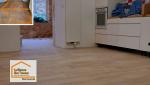 Rénovation de sol à Fumel : découvrez la transformation d’un ancien revêtement en un sol moderne effet bois, apportant chaleur et continuité à l’espace.