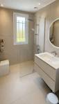 Salle de bain rénovée avec douche à l’italienne, adaptée aux seniors à Voiron
