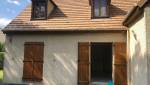 Façade de maison avec anciennes fenêtres et porte avant remplacement des menuiseries à Mantes-la-Jolie