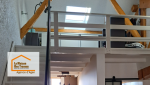 La mezzanine baignée de lumière naturelle grâce à la pose d’un Velux GGL Confort 78x98 donne à l’appartement une belle impression d’espace.