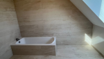 Salle de bain rénovée en travertin à Plémy (22) – ambiance chaleureuse et naturelle