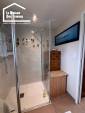 Salle de bain moderne intégrée à une pièce de vie rénovée