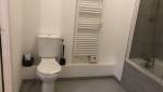 Salle de bain avant rénovation WC et sèche serviette