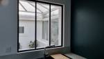 Rénovation à Couëron : moderniser l’existant avec un nouveau sol, une verrière et un mur peint verrière luminosité