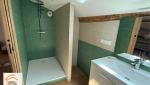  salle de bain Le Grand-Bornand, rénovation complète maison montagne, douche moderne paroi vitrée, aménagement salle de bain, la maison des travaux sallanches